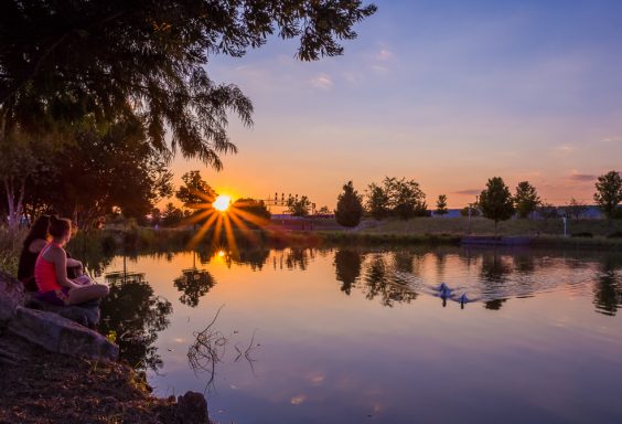 180920-a-sunset-chat-at-railroad-park-IMG_5328 s